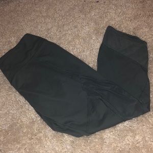 Active life crop leggings with mesh cut outs!!💚